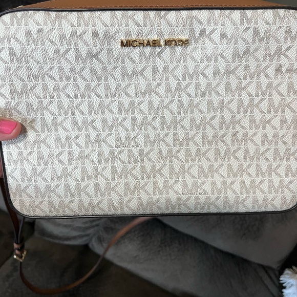 EUC MATCHING MK JET SET WONT SEPARATE - Picture 8 of 16